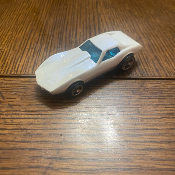 Vintage 1975 Hot Wheels Corvette Stingray Malaysia White Pearl Blue Windows - Picture 7 of 7